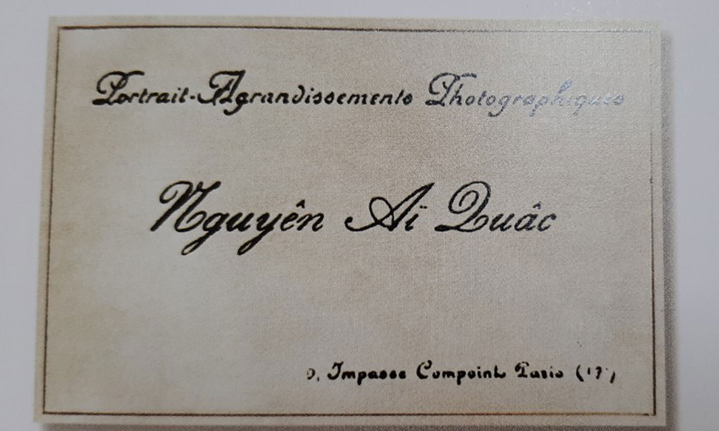 Danh thiếp thợ ảnh của Nguyễn Ái Quốc trong thời kỳ hoạt động ở Paris, Pháp (1919-1923).