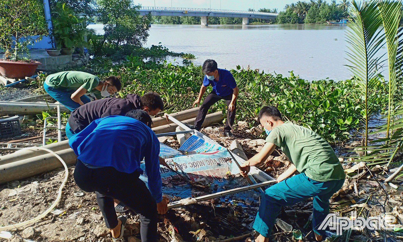 Thanh niên ra quân dọn vệ sinh rác thải trên các tuyến kênh