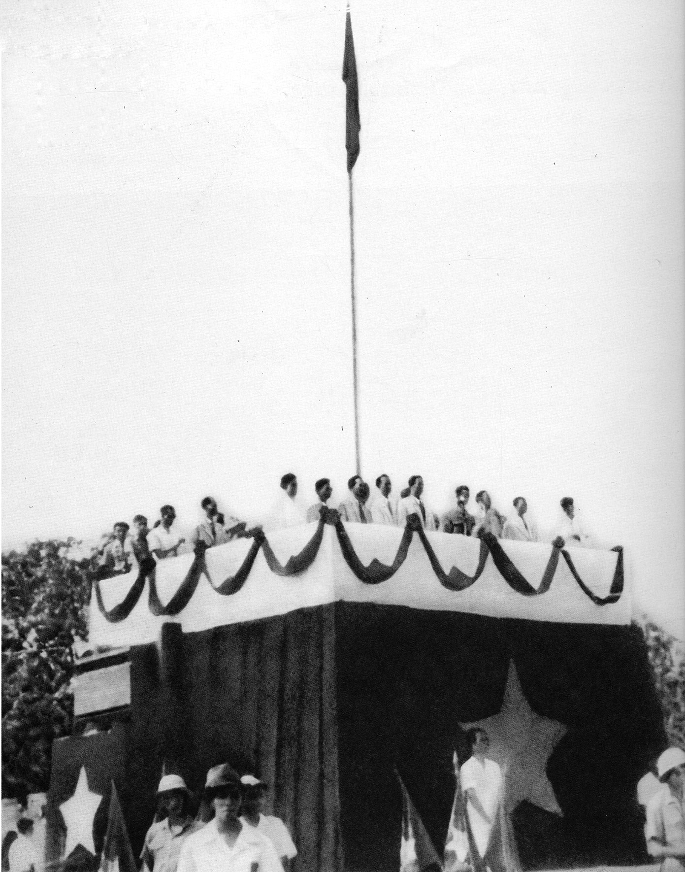 Ngày 2-9-1945, tại Quảng trường Ba Đình, Hà Nội, Chủ tịch Hồ Chí Minh đọc Tuyên ngôn độc lập, khai sinh nước Việt Nam Dân chủ Cộng hòa, mở ra kỷ nguyên mới cho lịch sử dân tộc.