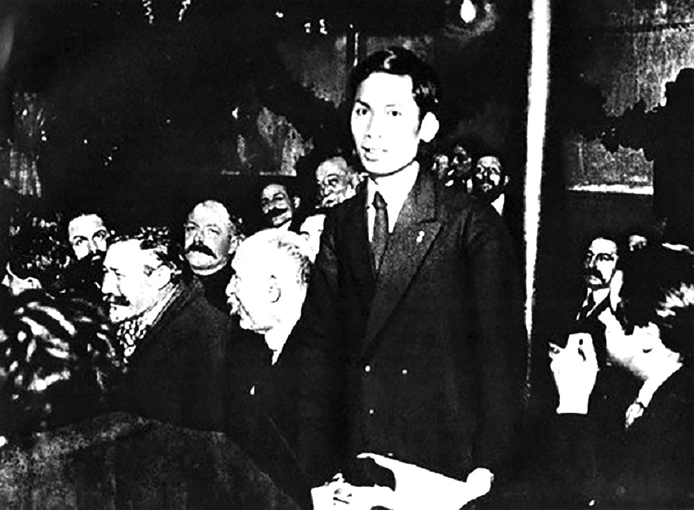 Tại Đại hội toàn quốc Đảng Xã hội Pháp ở thành phố Tua (Pháp) tháng 12-1920, đồng chí Nguyễn Ái Quốc trở thành một trong những người sáng lập Đảng Cộng sản Pháp.