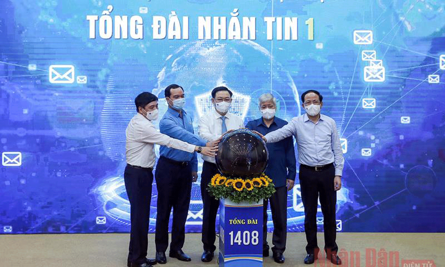 Chủ tịch Quốc hội Vương Đình Huệ cùng các đại biểu thực hiện nghi thức phát động nhắn tin 
