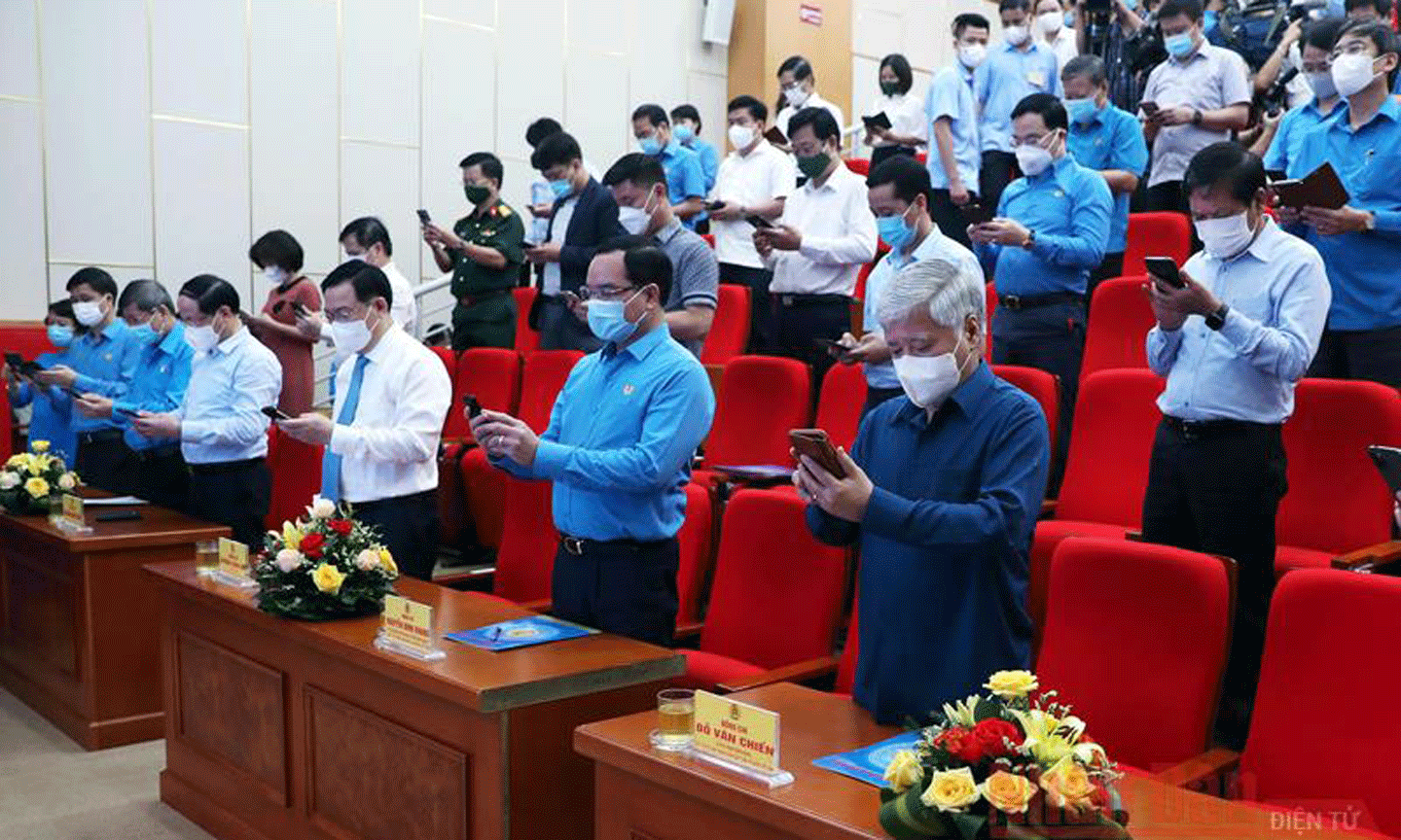 Các đồng chí lãnh đạo Đảng, Nhà nước và các đại biểu dự chương trình nhắn tin ủng hộ phòng, chống dịch bệnh Covid-19. (Ảnh: Duy Linh) 