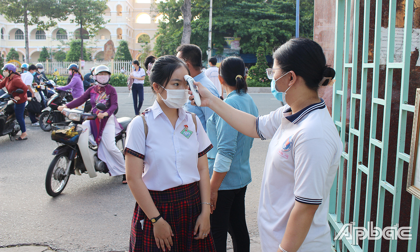 Thí sinh đo thân nhiệt trước khi vào hội đồng thi.