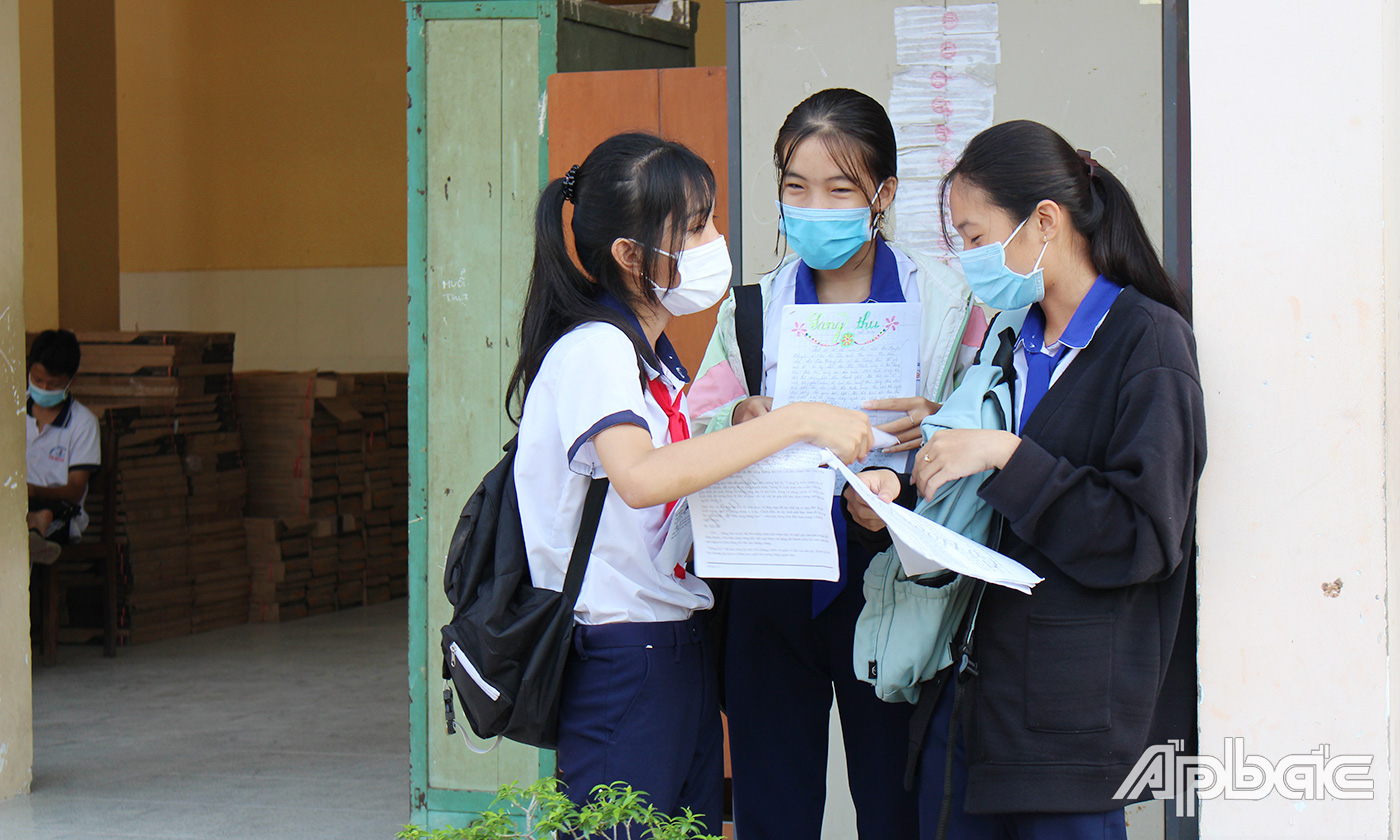 Tranh thủ ôn bài trước khi vào phòng thi.
