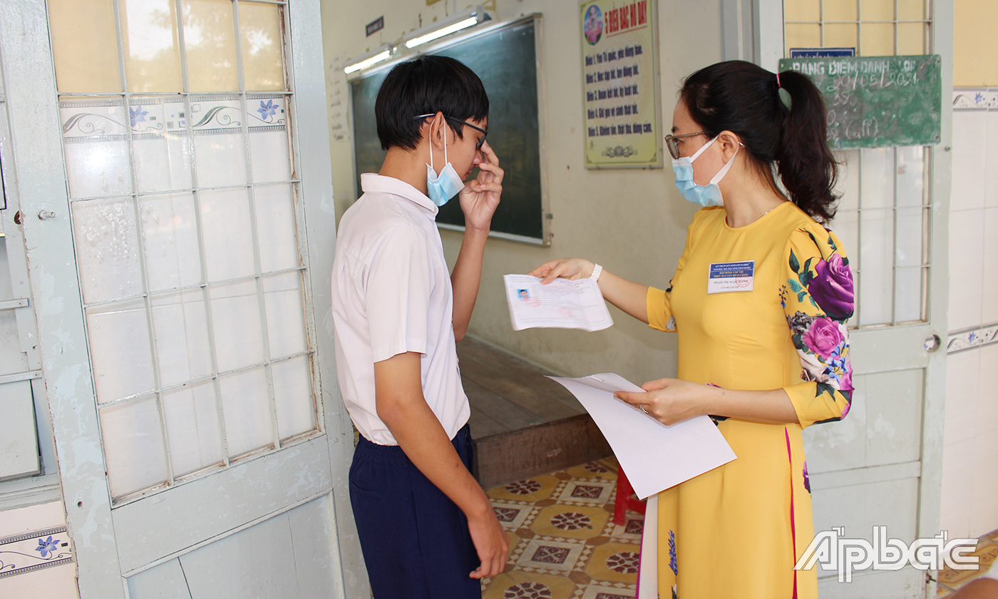 Giám thị kiểm tra thông tin thí sinh.