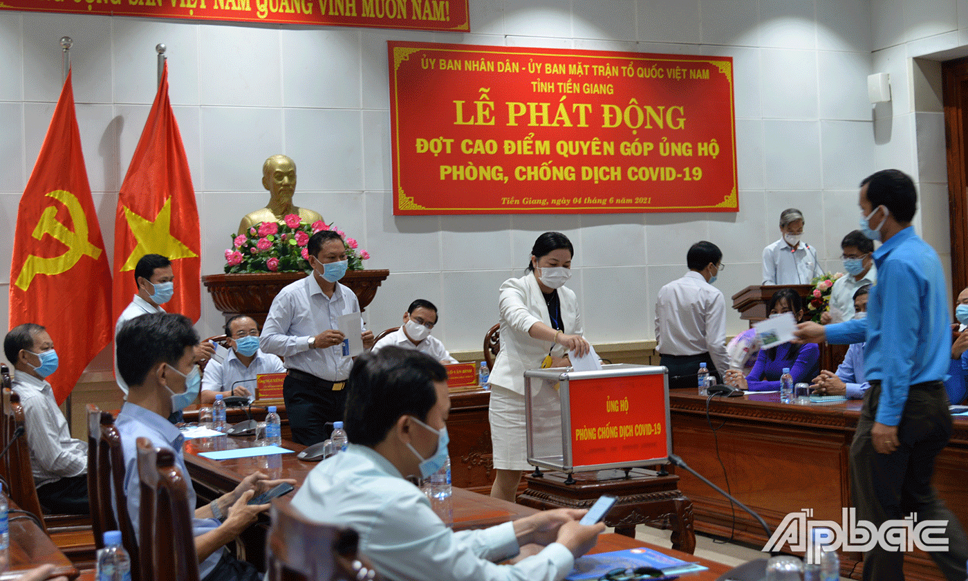 Lãnh đạo tỉnh, đại biểu tham dự ủng hộ trực tiếp tại lễ phát động.