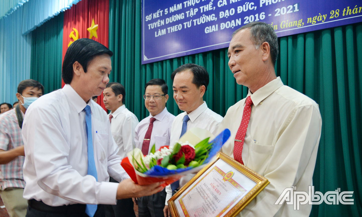 Ban Tuyên giáo Tỉnh ủy được Tỉnh ủy tặng Bằng khen vì đã có thành tích trong tham mưu tổ chức thực hiện Chỉ thị 05 của  Bộ Chính trị khóa XII.                                                                                                                                                                                                         Ảnh: PHƯƠNG MAI