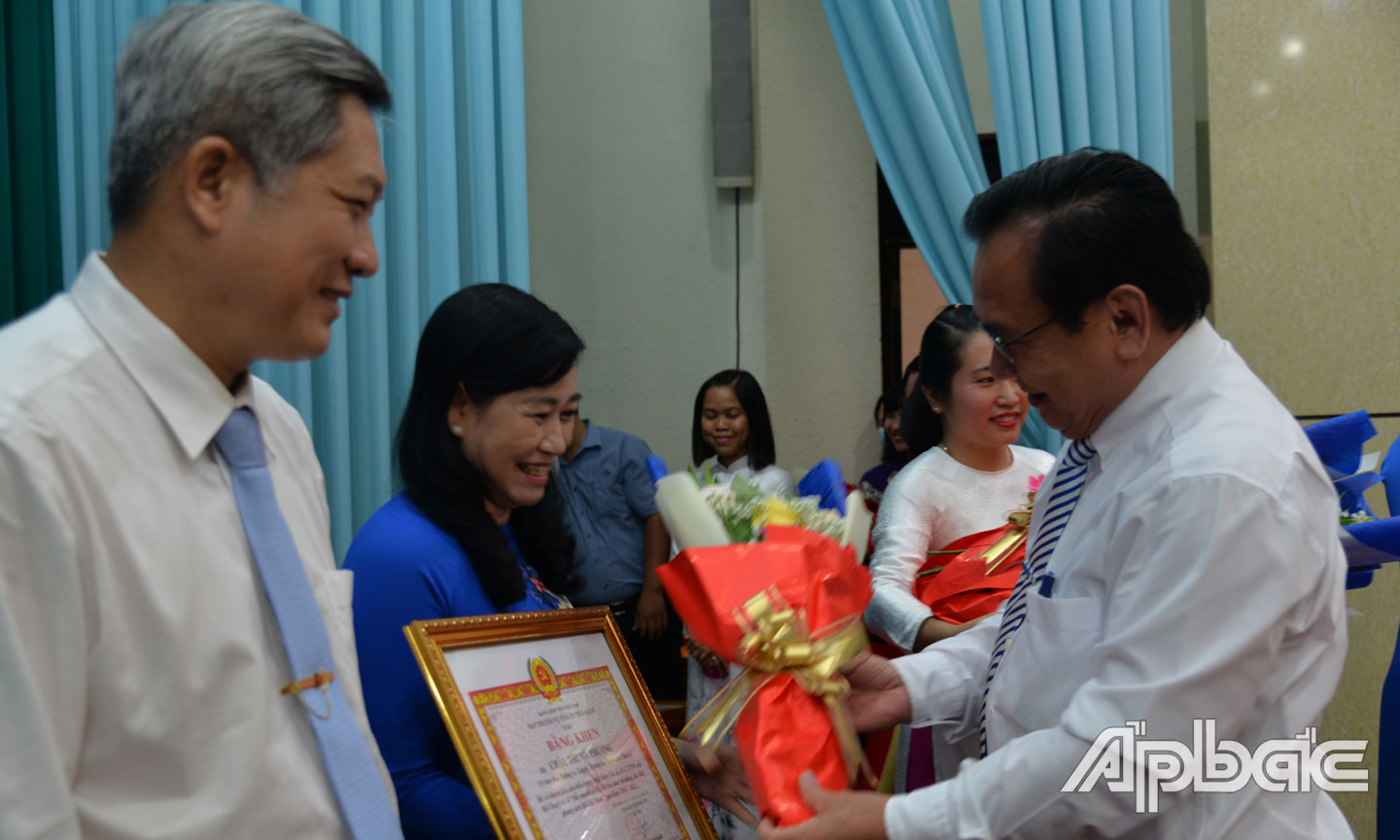 Đồng chí Châu Thị Mỹ Phương, Ủy viên Ban Thường vụ, Trưởng Ban Tuyên giáo Tỉnh ủy nhận Bằng khen của Tỉnh ủy về thành tích cá nhân hoàn thành xuất sắc nhiệm vụ 5 năm liền (2016 - 2020).                                                                  Ảnh: PHƯƠNG MAI