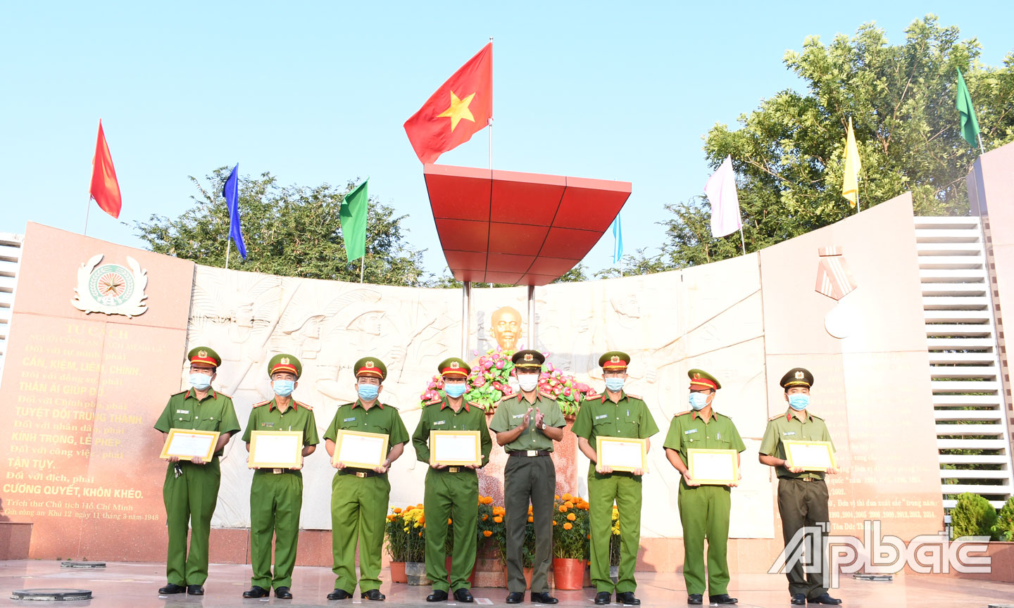Đại tá Nguyễn Văn Nhựt, Ủy viên Ban Thường vụ Tỉnh ủy, Giám đốc Công an tỉnh trao Giấy khen cho các tập thể có thành tích tích xuất sắc trong cao điểm tấn công tội phạm, bảo vệ Tết Nguyên đán Tân Sửu 2021.    Ảnh: ĐẶNG THANH