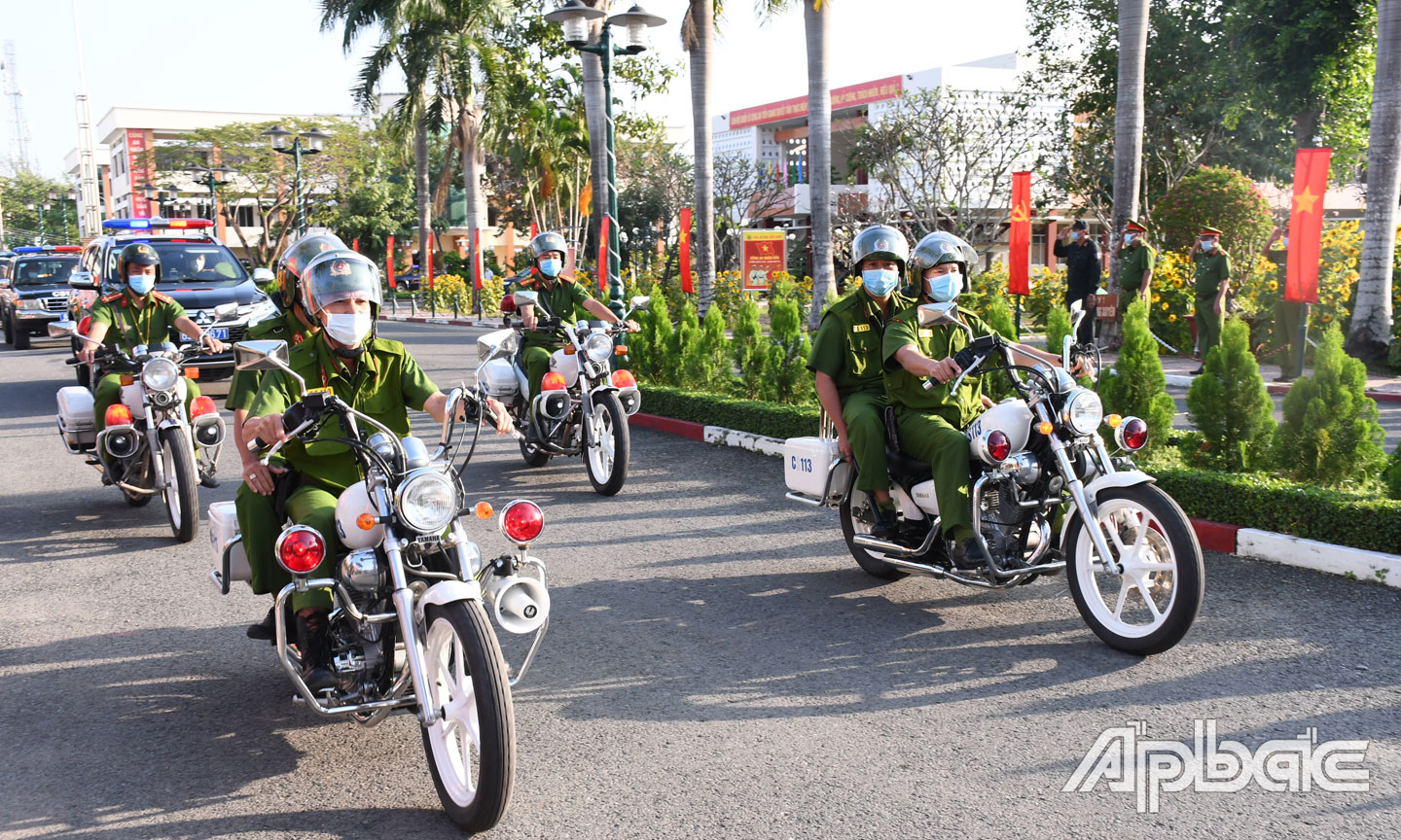 Các lực lượng tham gia diễu hành thể hiện sự quyết tâm thi đua lập nhiều thành tích mới nhằm góp phần thực hiện thắng lợi nhiệm vụ giữ gìn an ninh, trật tự trong năm 2021.                                                                             Ảnh: ĐẶNG THANH