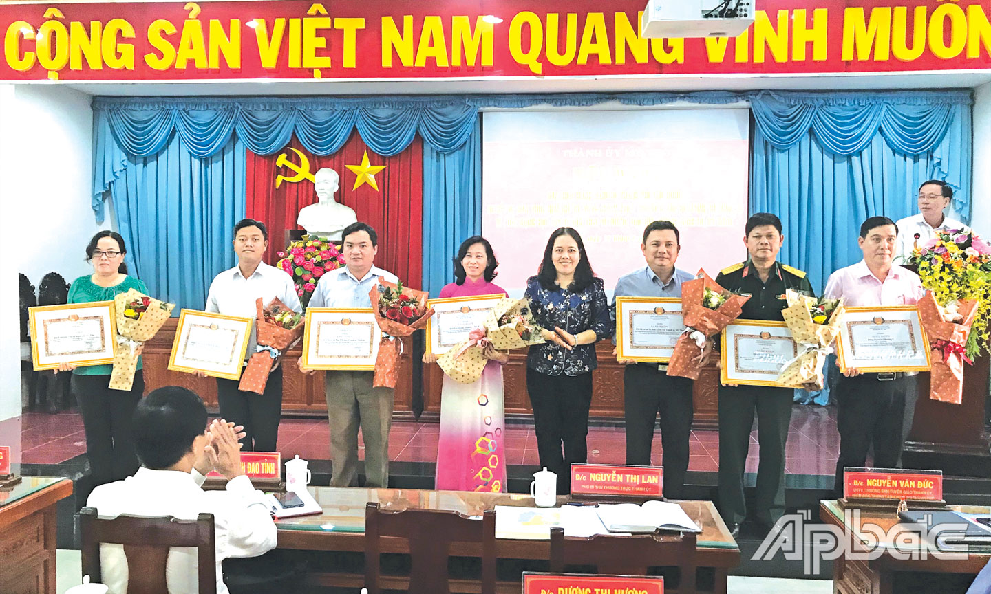 Phó Bí thư Thường trực Thành ủy Mỹ Tho Nguyễn Thị Lan khen thưởng các tập thể, cá nhân thực hiện tốt Chỉ thị 05 trong 5 năm 2016 - 2020 (ảnh chụp đầu tháng 4-2021).