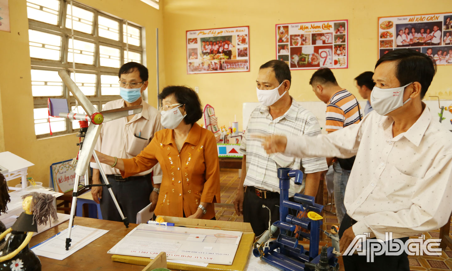 Ban Tổ chức Cuộc thi Sáng tạo thanh, thiếu niên, nhi đồng năm 2020 - 2021 tại huyện Châu Thành chấm các sản phẩm gửi về dự thi.