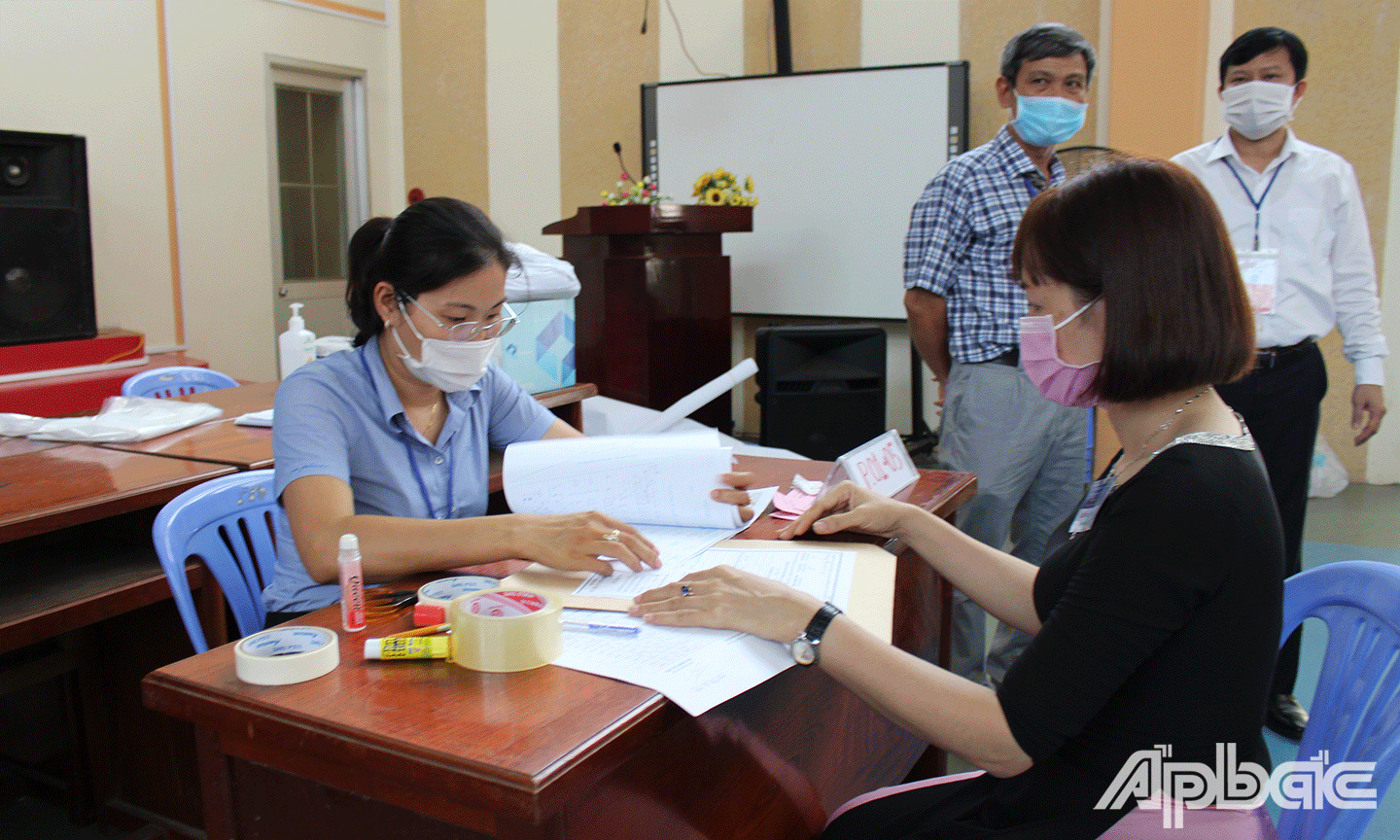 Tập hợp bài thi của thí sinh để chuẩn bị giao về hội đồng chấm thi (Ảnh chụp tại Trường THCS Lê Ngọc Hân, điểm thi Trường THPT Trần Hưng Đạo). 