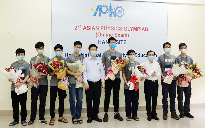 Lãnh đạo Bộ Giáo dục và Đào tạo tặng hoa chúc mừng các học sinh đoạt giải.