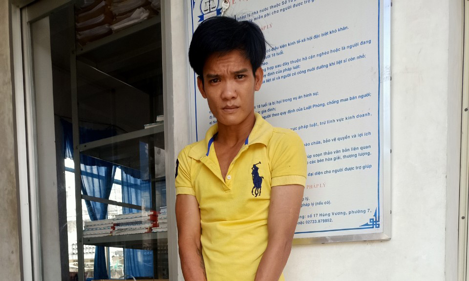 Trung bị bắt giữ.