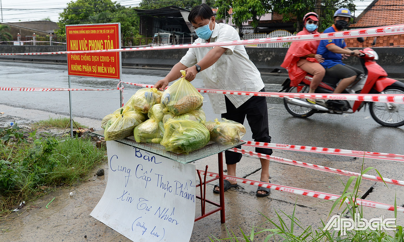 Cung cấp thực phẩm cho người dân khu vực phong tỏa thuộc ấp Quý Thạnh (xã Tân Hội).