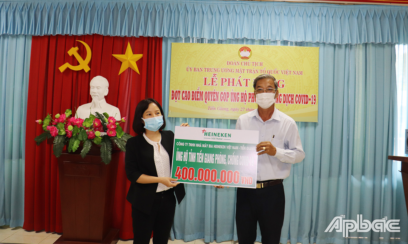 Công ty TNHH Nhà máy bia Heineken Việt Nam – Tiền Giang ủng hộ kinh phí phòng, chống Covid – 19