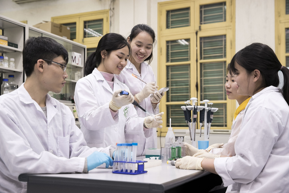 Sinh viên ĐH Quốc gia Hà Nội trong một giờ học thí nghiệm. Ảnh: VGP/Nhật Nam