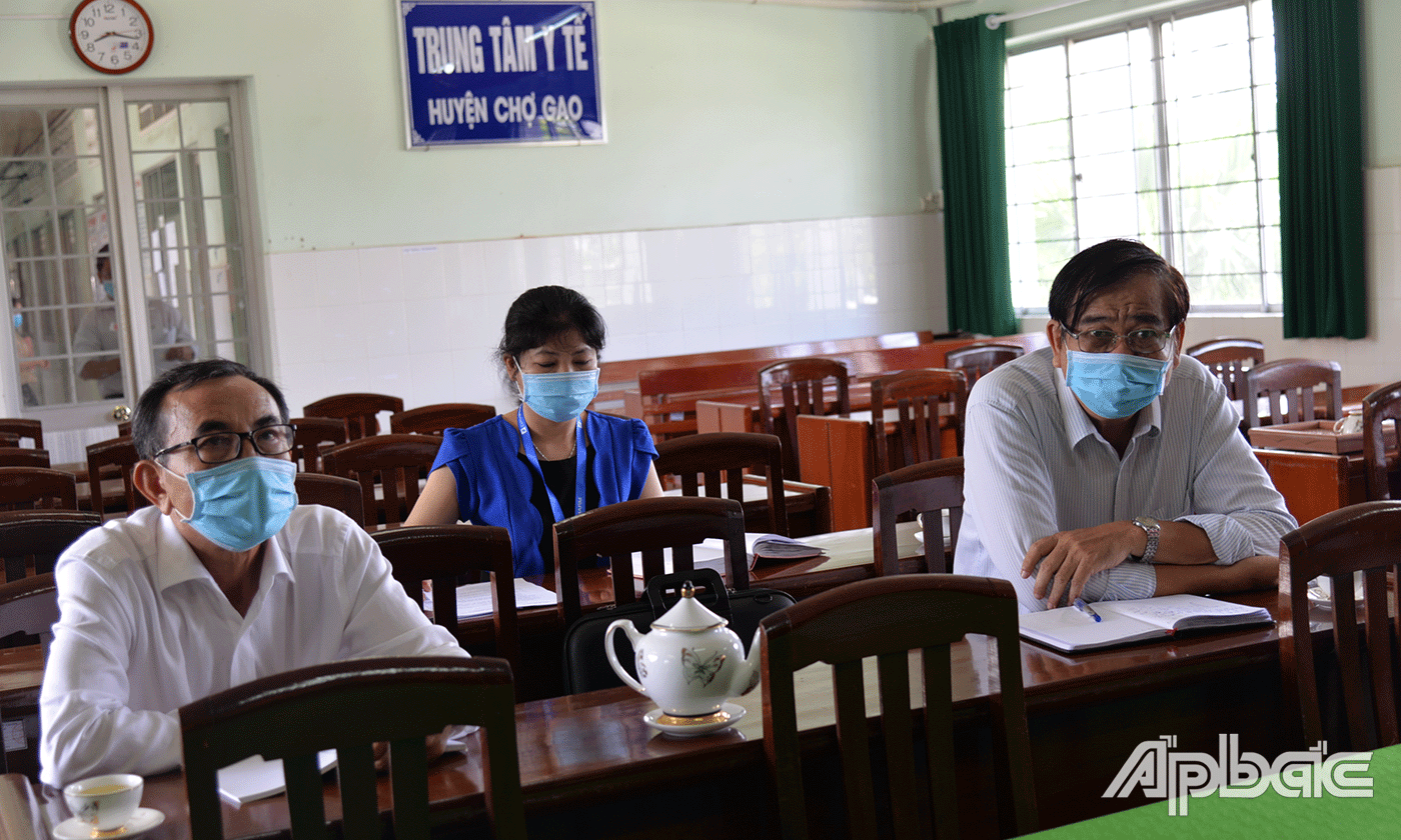 Đồng chí Nguyễn Minh Tân làm việc với Ban Giam đốc Trung tâm Y tế huyện Chợ Gạo.