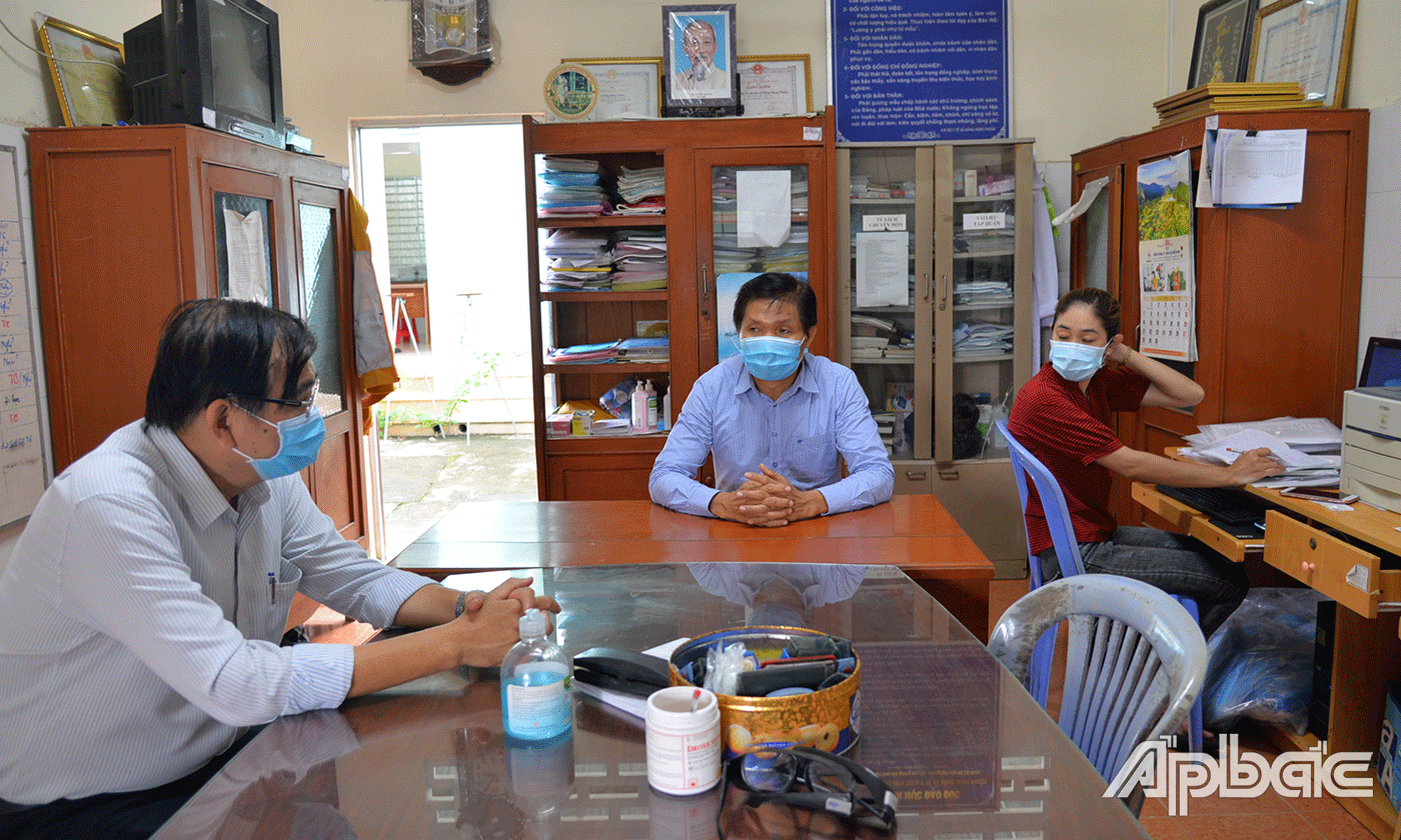 Đồng chí Nguyễn Minh Tân kiểm tra công tác phòng, chống dịch tại trạm y tế xã Đăng Hưng Phước.