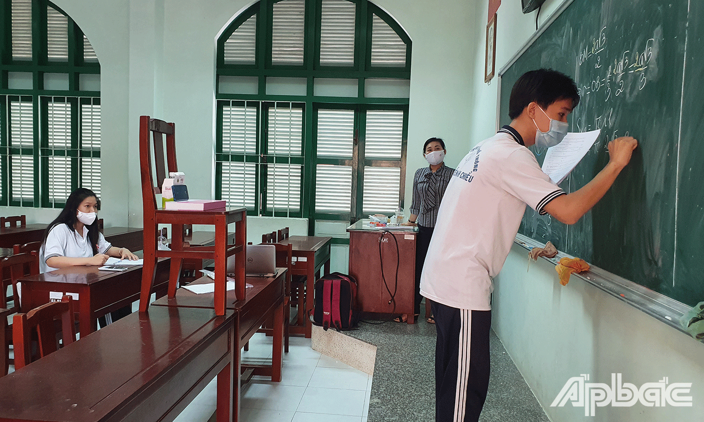 Lớp ôn tập Toán trực tiếp trên lớp của cô Vũ Kim Phượng sáng ngày 10-6 với 3 học sinh được kết nối phát trực tiếp với các học sinh đang học trực tuyến tại nhà. 