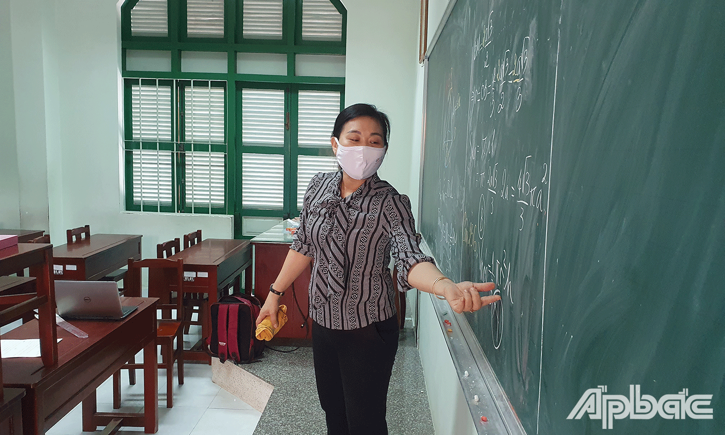 Cô Phượng  sửa bài tập cho học sinh. 