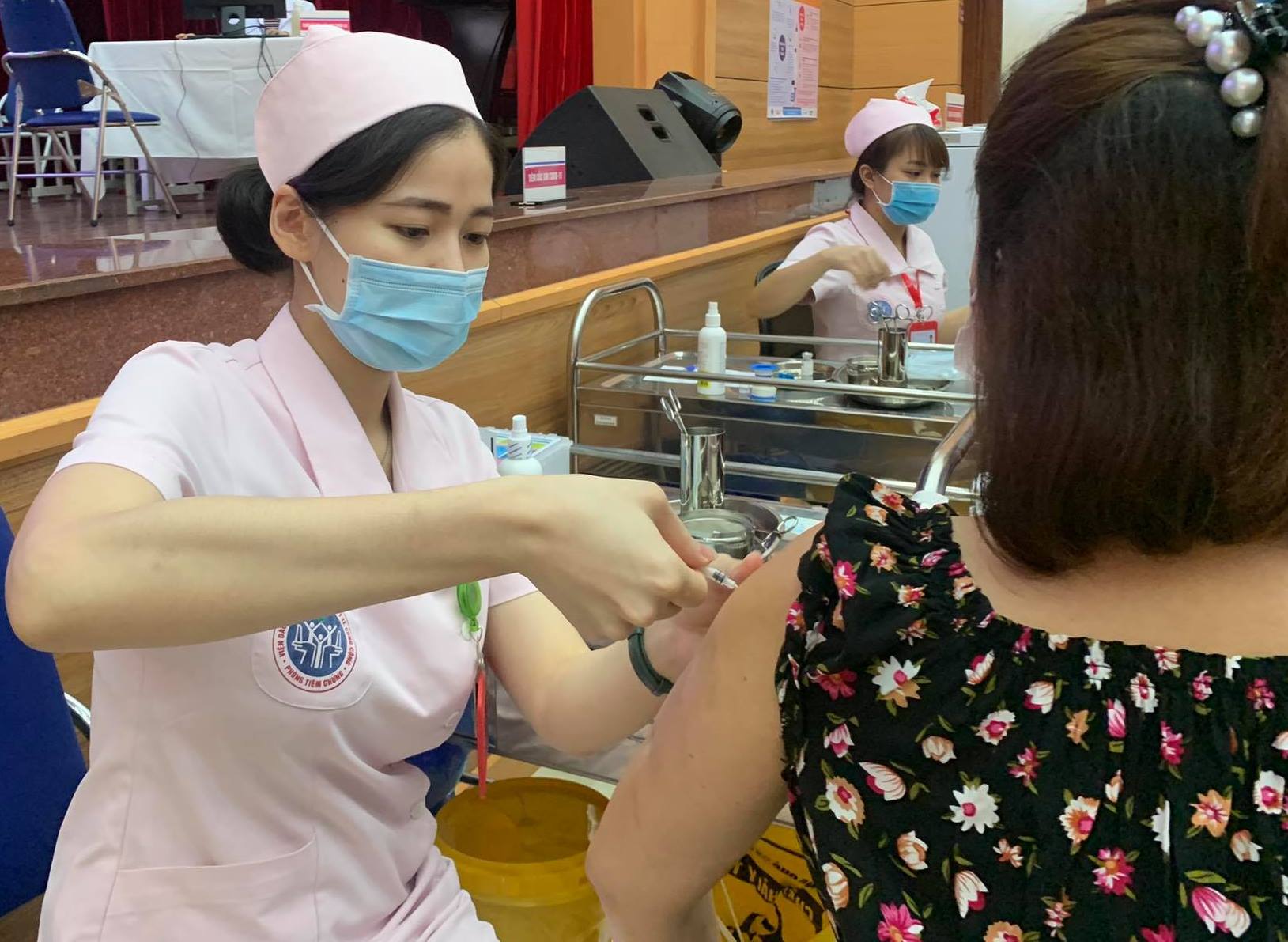 Người dân chỉ đi tiêm vaccine phòng COVID-19 tại các cơ sở, điểm tiêm chủng được Bộ Y tế cấp phép. Ảnh: VGP/Hiền Minh