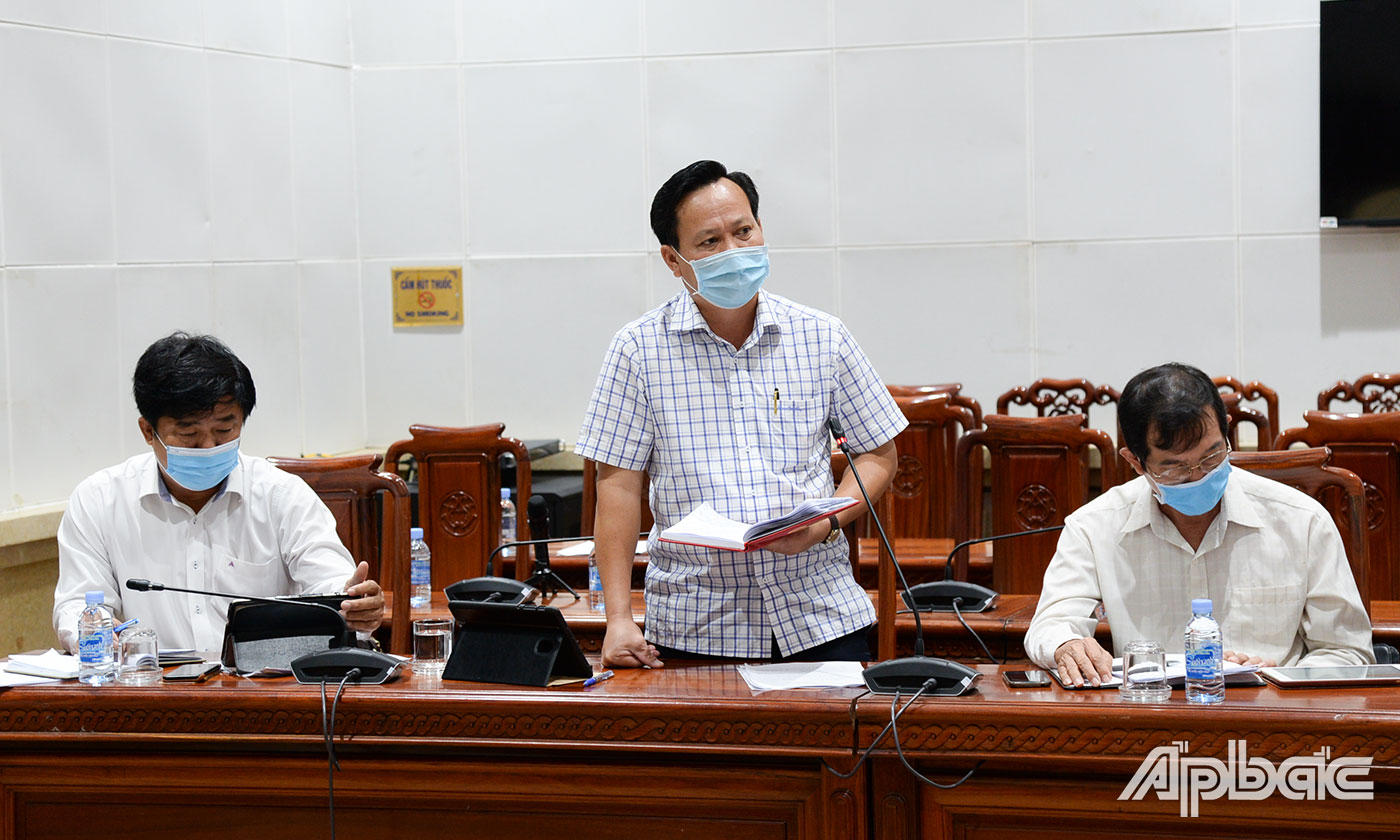 Chủ tịch UBND thị xã Gò Công Giản Bá Huỳnh phát biểu tại cuộc họp.