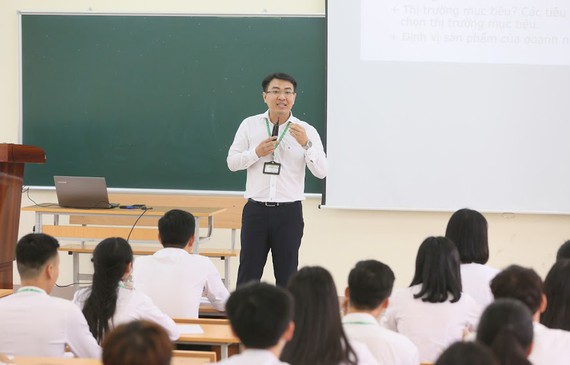 Nhiều giáo viên mong bỏ chứng chỉ tin học, ngoại ngữ. ẢNH: QUANG PHÚC