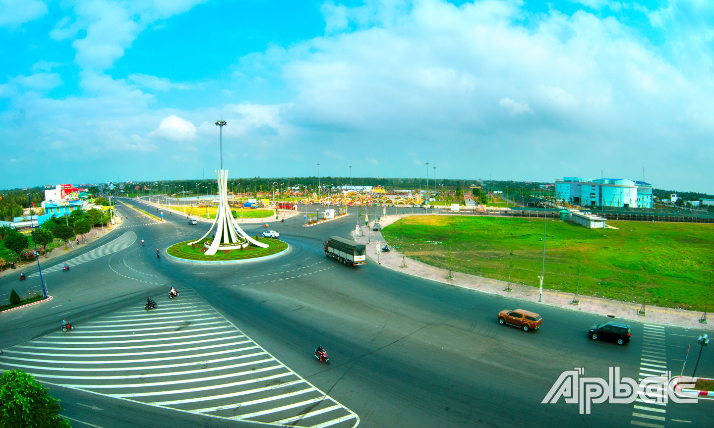 Tập trung đầu tư, thu hút đầu tư các công trình trọng điểm góp phần đưa Tiền Giang trở thành tỉnh phát triển trong Vùng kinh tế trọng điểm phía Nam.                                                                       Ảnh: DUY NHỰT