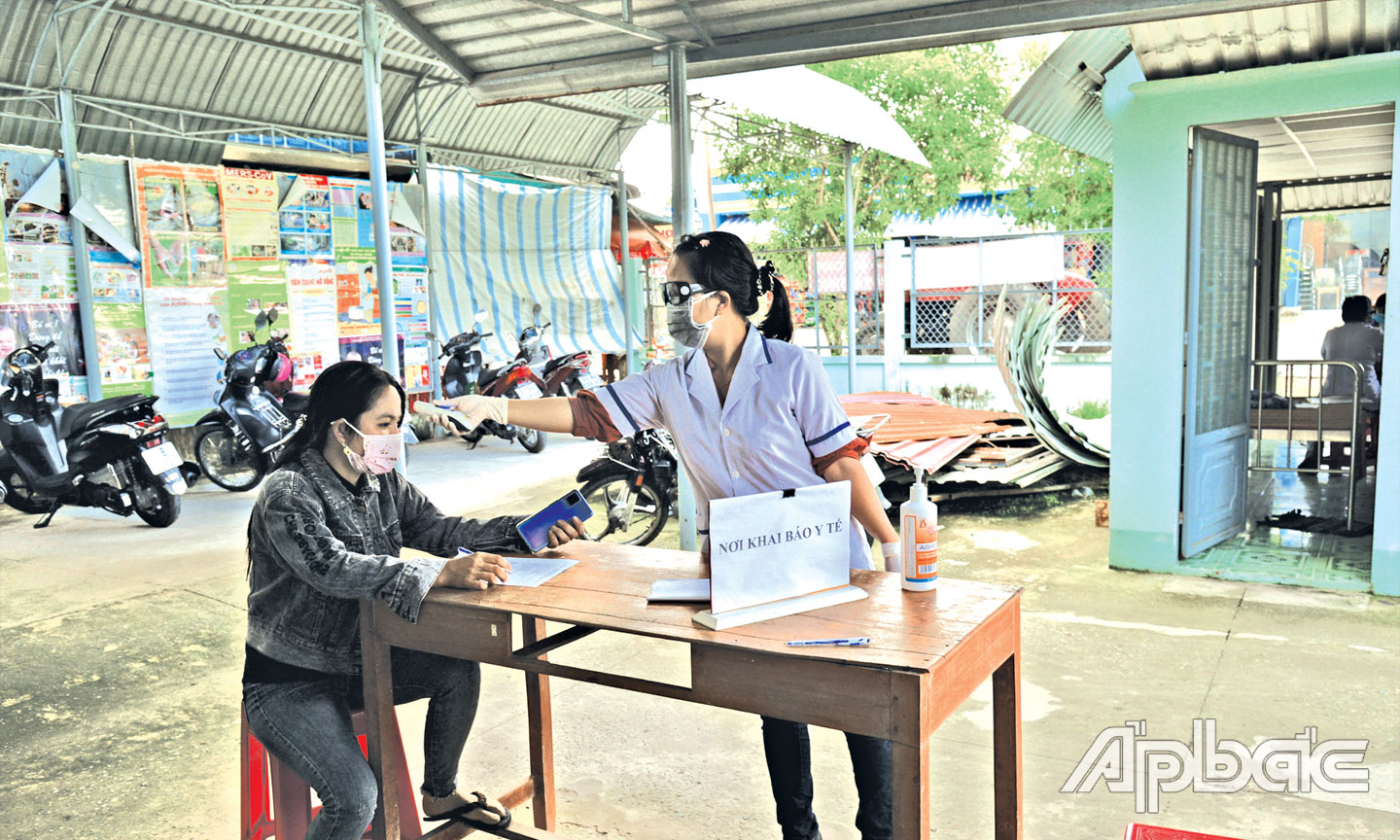 Người dân đến khám bệnh tại Trạm Y tế xã Đăng Hưng Phước đều phải khai báo y tế và được đo thân nhiệt.