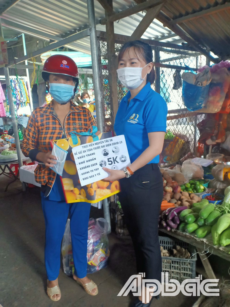 Hội Liên hiệp phụ nữ huyện Chợ Gạo truyên truyền phòng, chống dịch tại các chợ trên địa bàn huyện