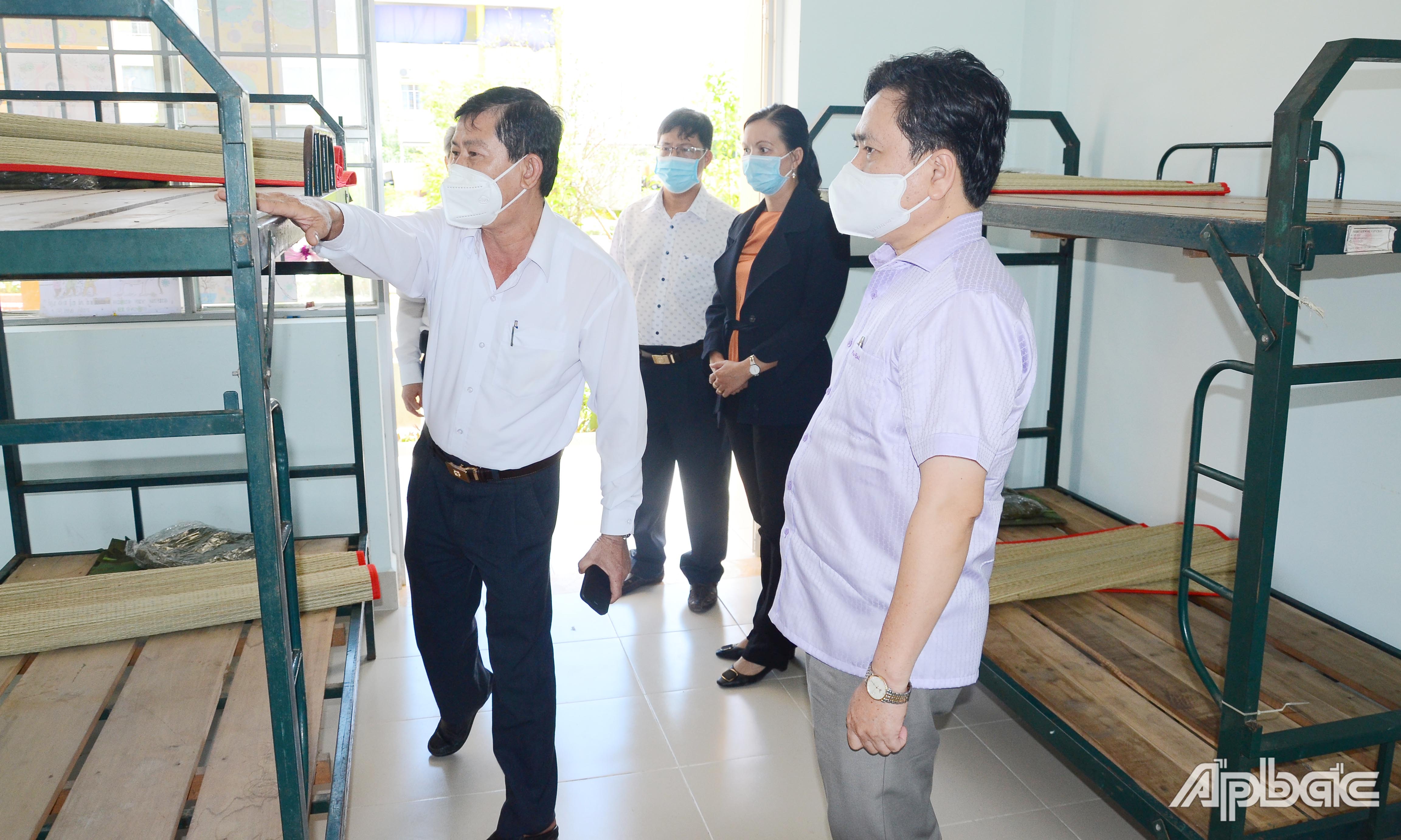 Lãnh đạo UBND tỉnh khảo sát công tác chuẩn bị tại khu cách ly tập trung ở Trường Trung học cơ sở Hòa Hưng.