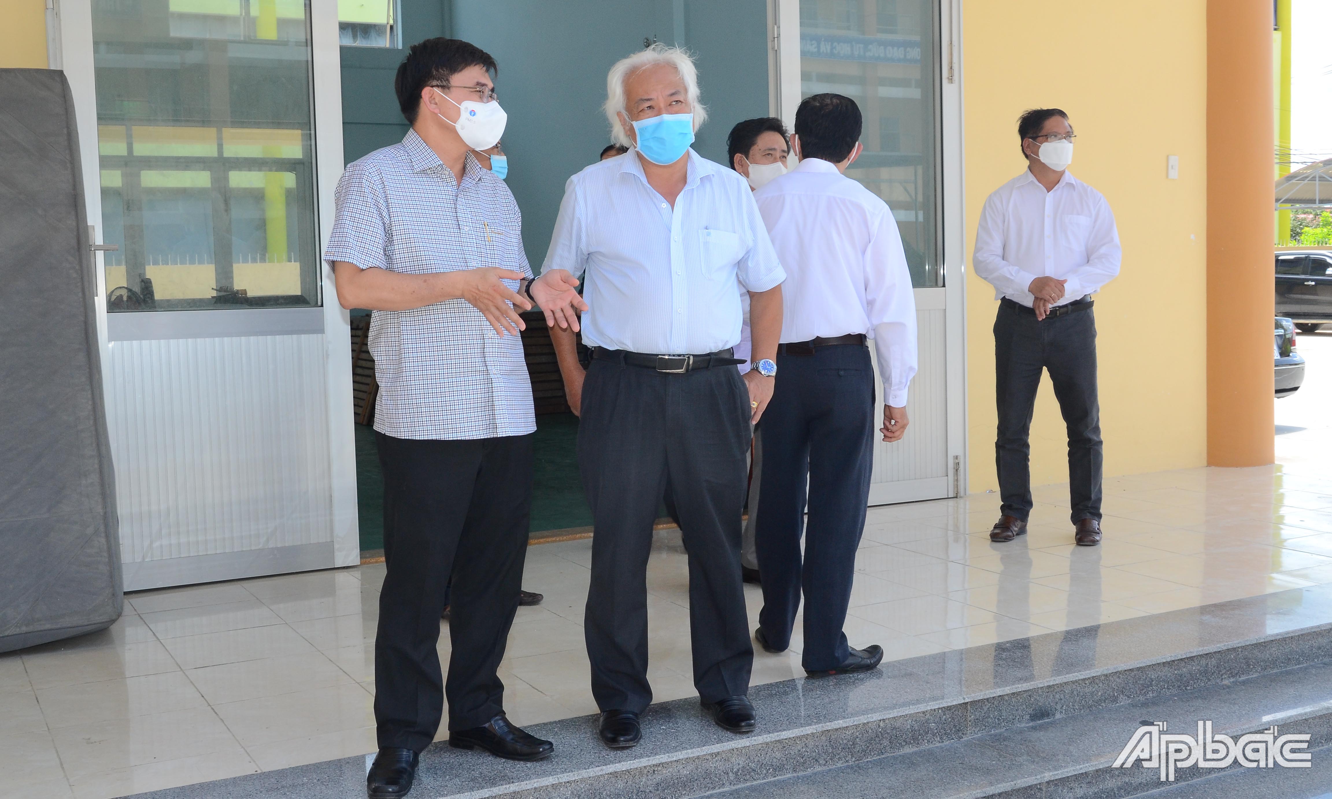 Lãnh đạo UBND tỉnh khảo sát công tác chuẩn bị tại khu cách ly tập trung ở Trường Trung học cơ sở Hòa Hưng.