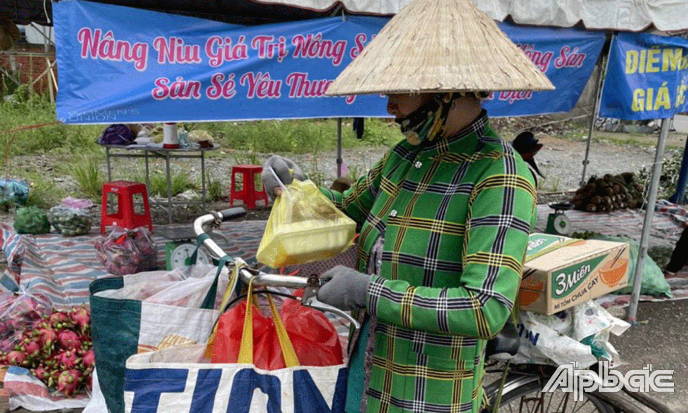 Phát cơm và quà cho người khó khăn.