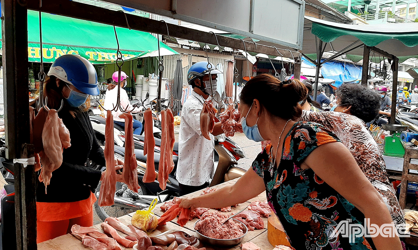 Việc mua bán tại chợ Phường 1. TP. Mỹ Tho vẫn diễn ra bình thường