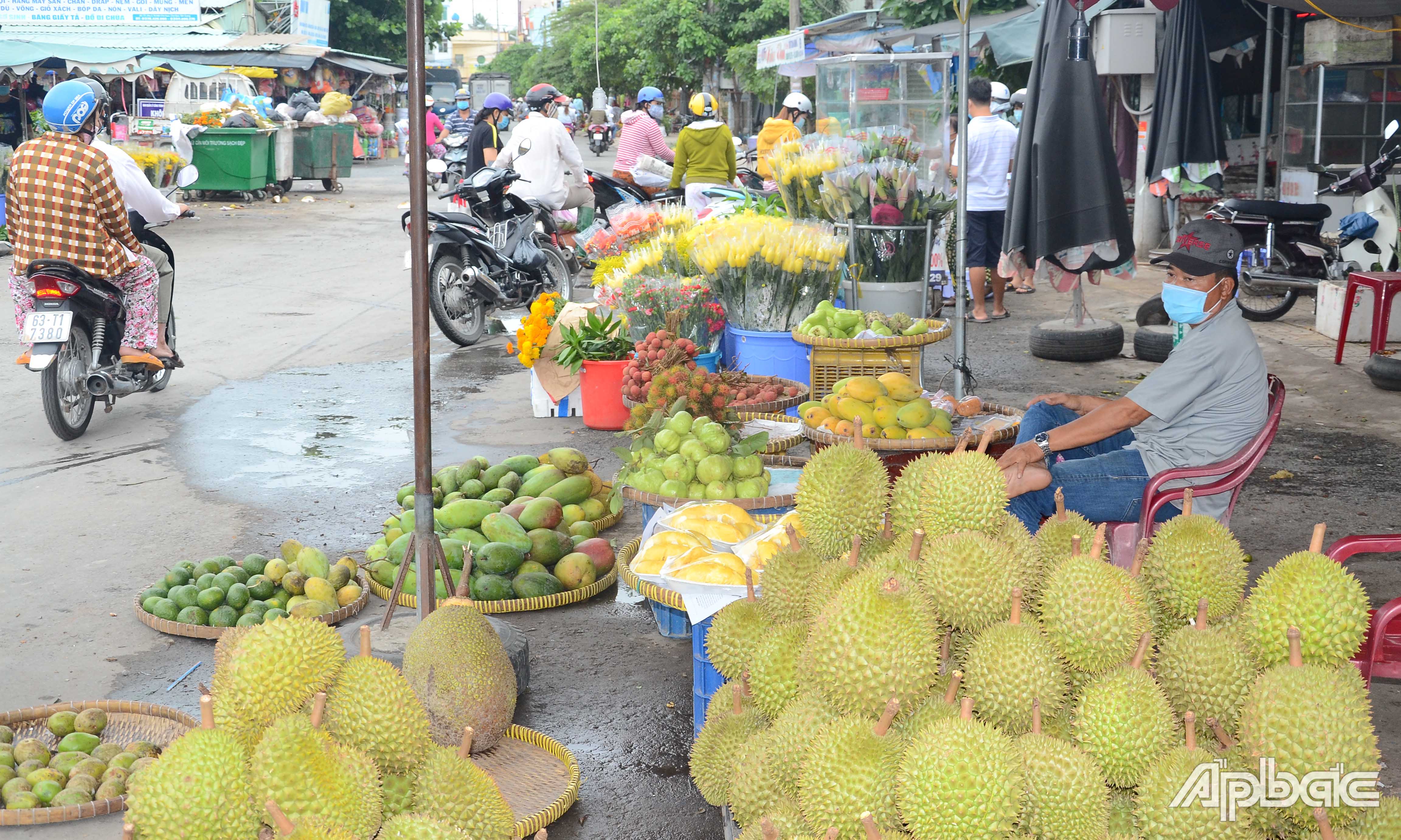 Chợ tại thị trấn Chợ Gạo vắng người đến mua.