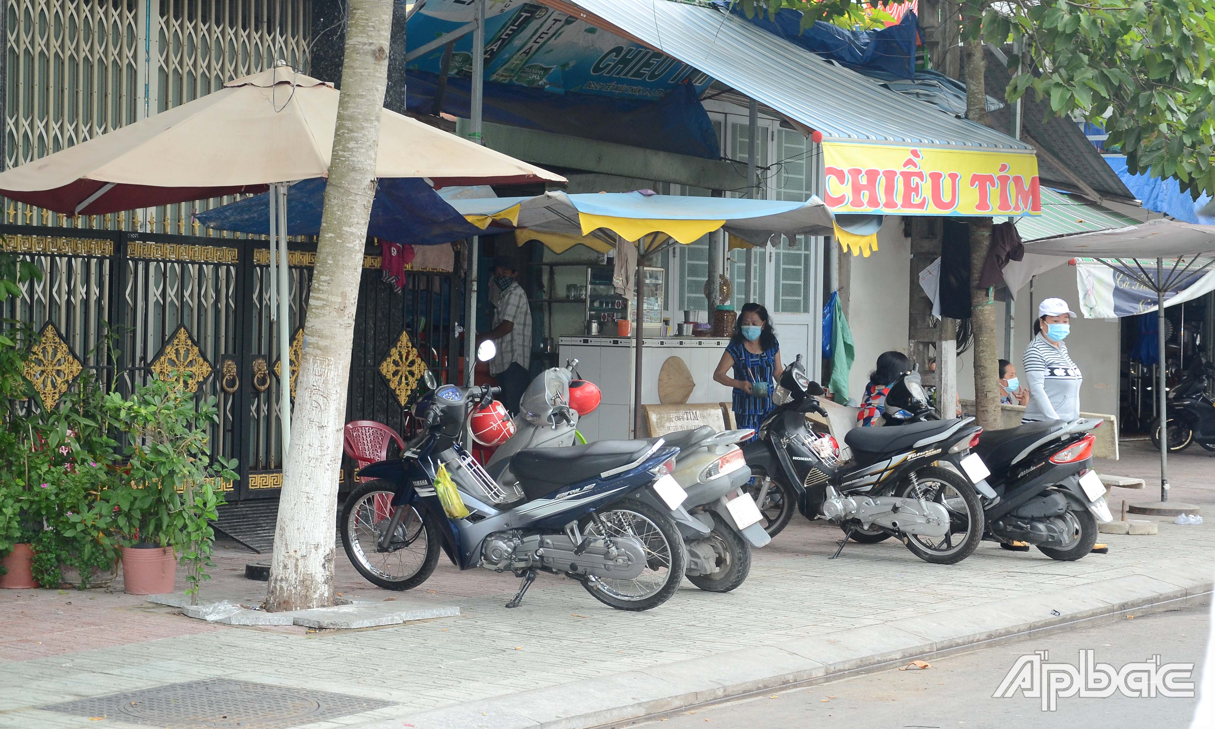 Một quán cà phê tại phường 4, TP. Mỹ Tho vẫn còn hoạt động và bị lực lượng chức năng đến nhắc nhở.