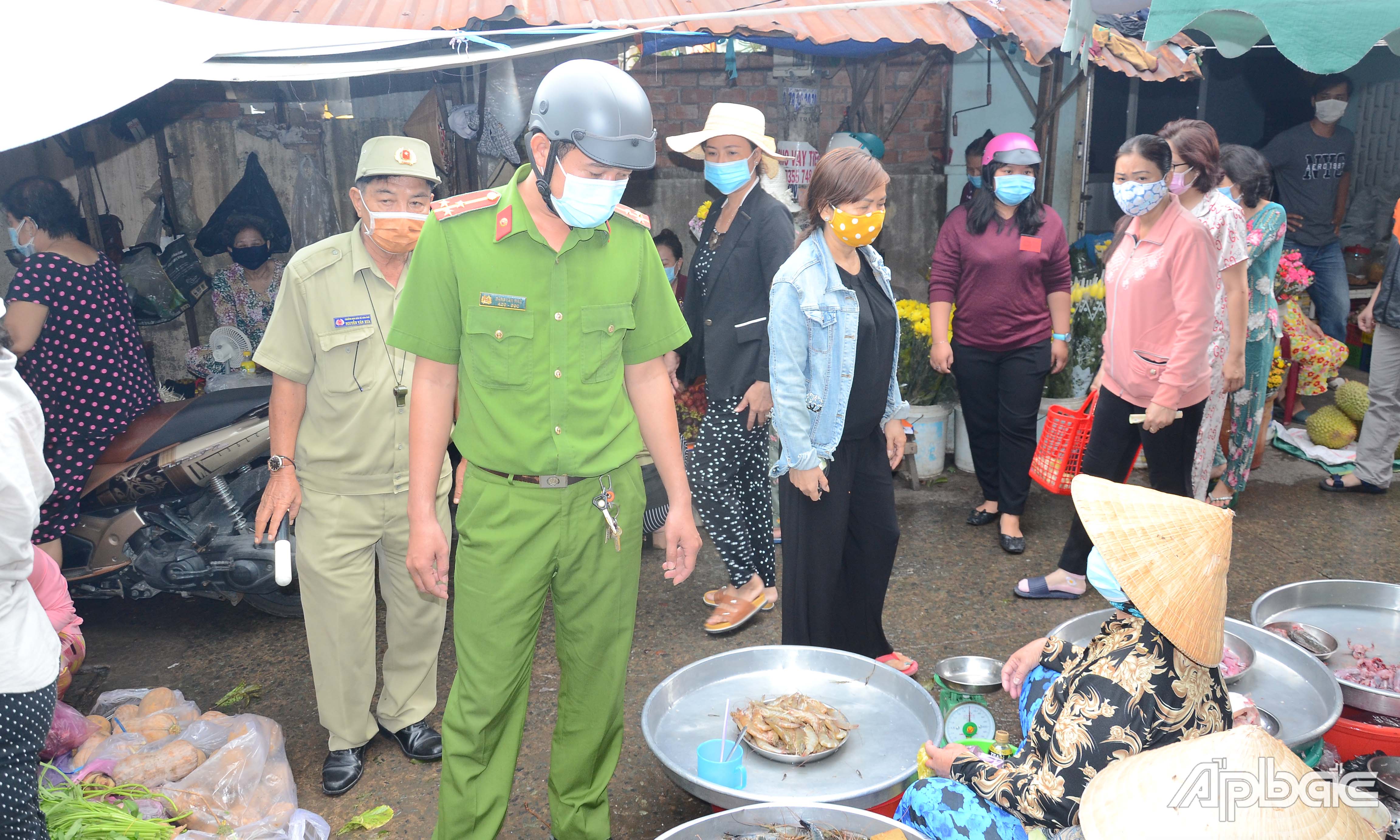 Lực lượng chức năng phường 4, TP. Mỹ Tho nhắc nhở tiểu thương mua bán tại chợ tuẩn thủ quy định về giãn cách.