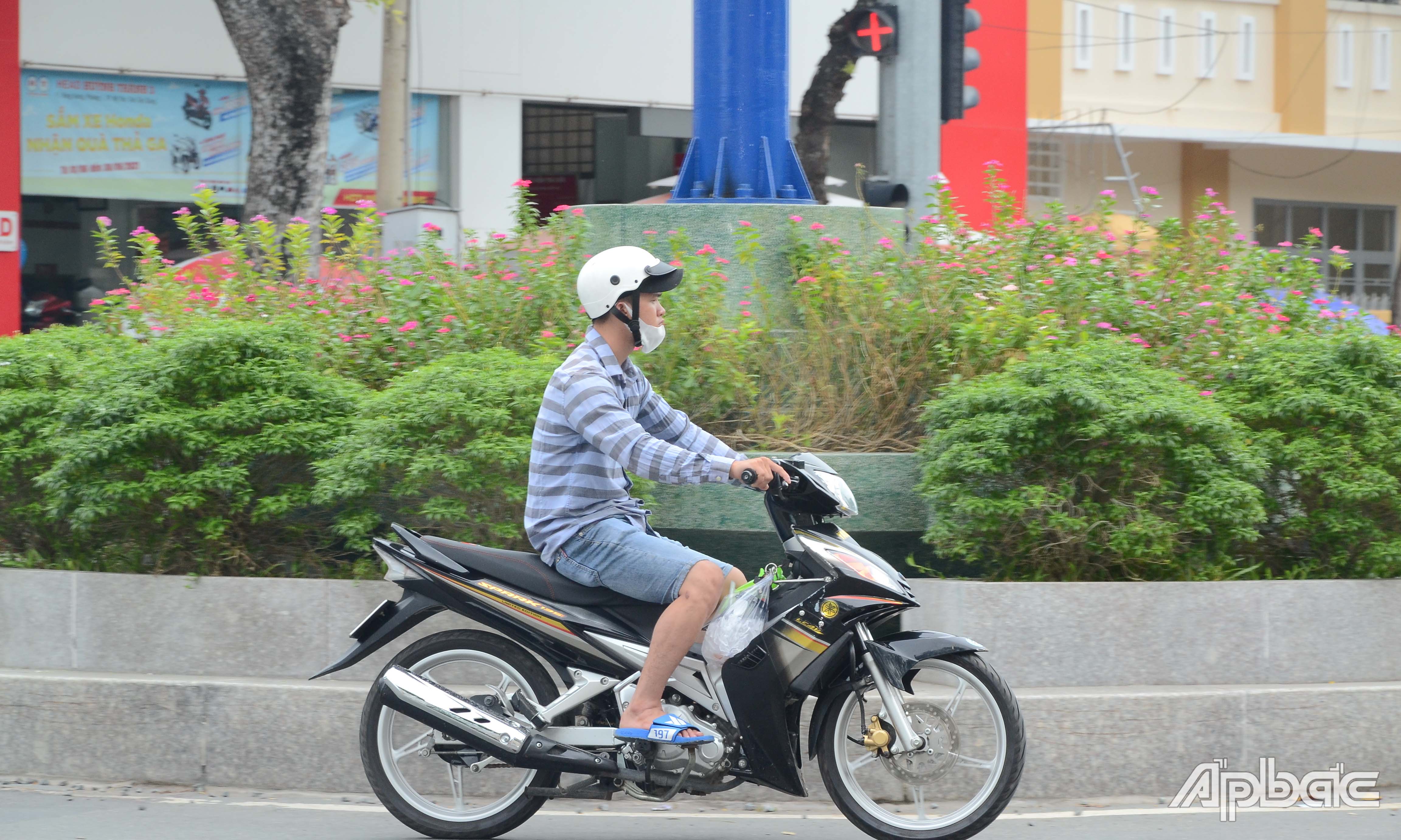 Đeo khẩu trang mang tính đối phó.
