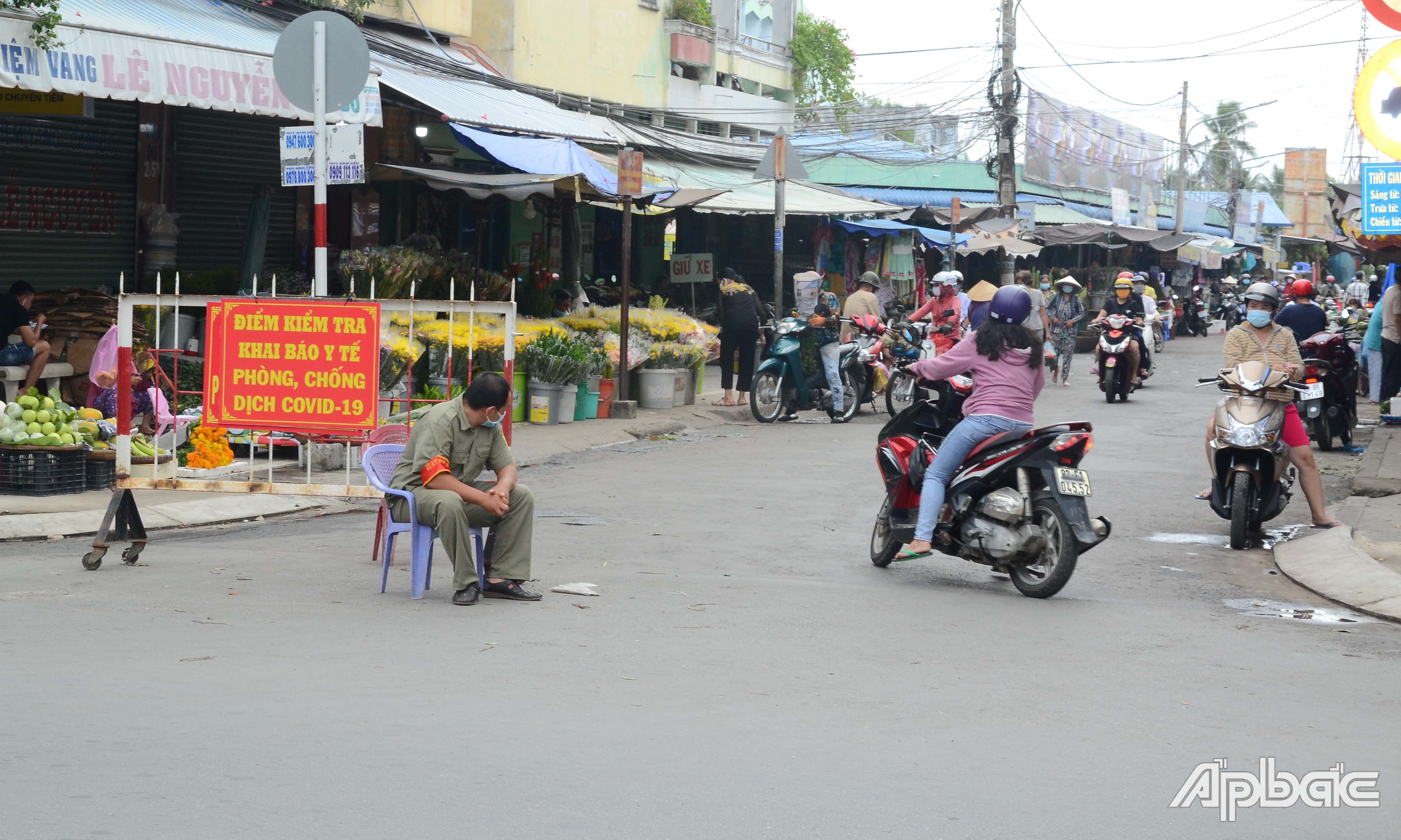 Chợ Thạnh Trị, TP. Mỹ Tho tuân thủ quy định giãn cách xã hội.