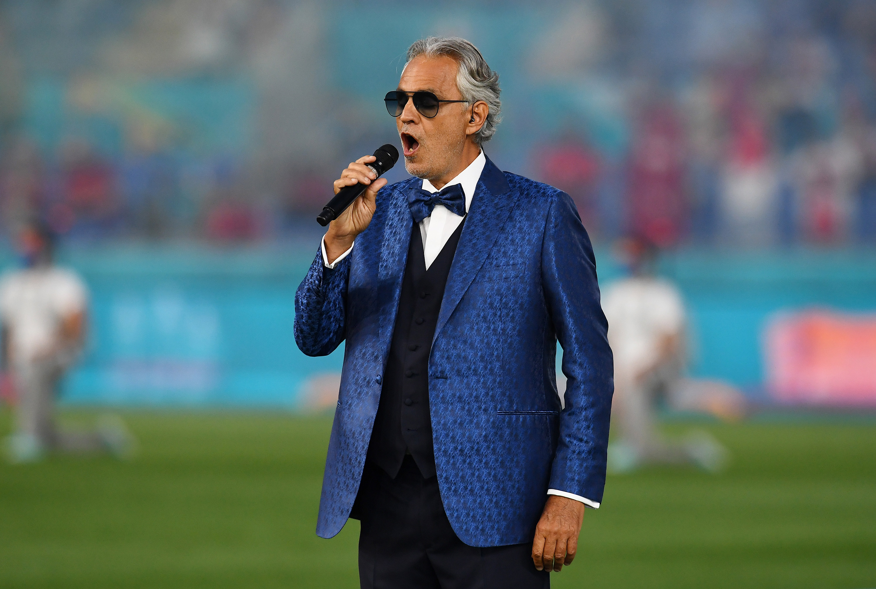 Danh ca mù Andrea Bocelli biểu diễn khúc aria “Nessun Dorma” nổi tiếng tại lễ khai mạc.