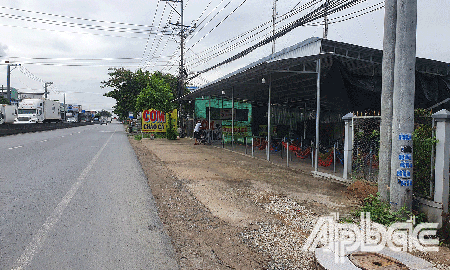 Các hàng quán trên quốc lộ 1A đãb đóng cửa trước đó. 