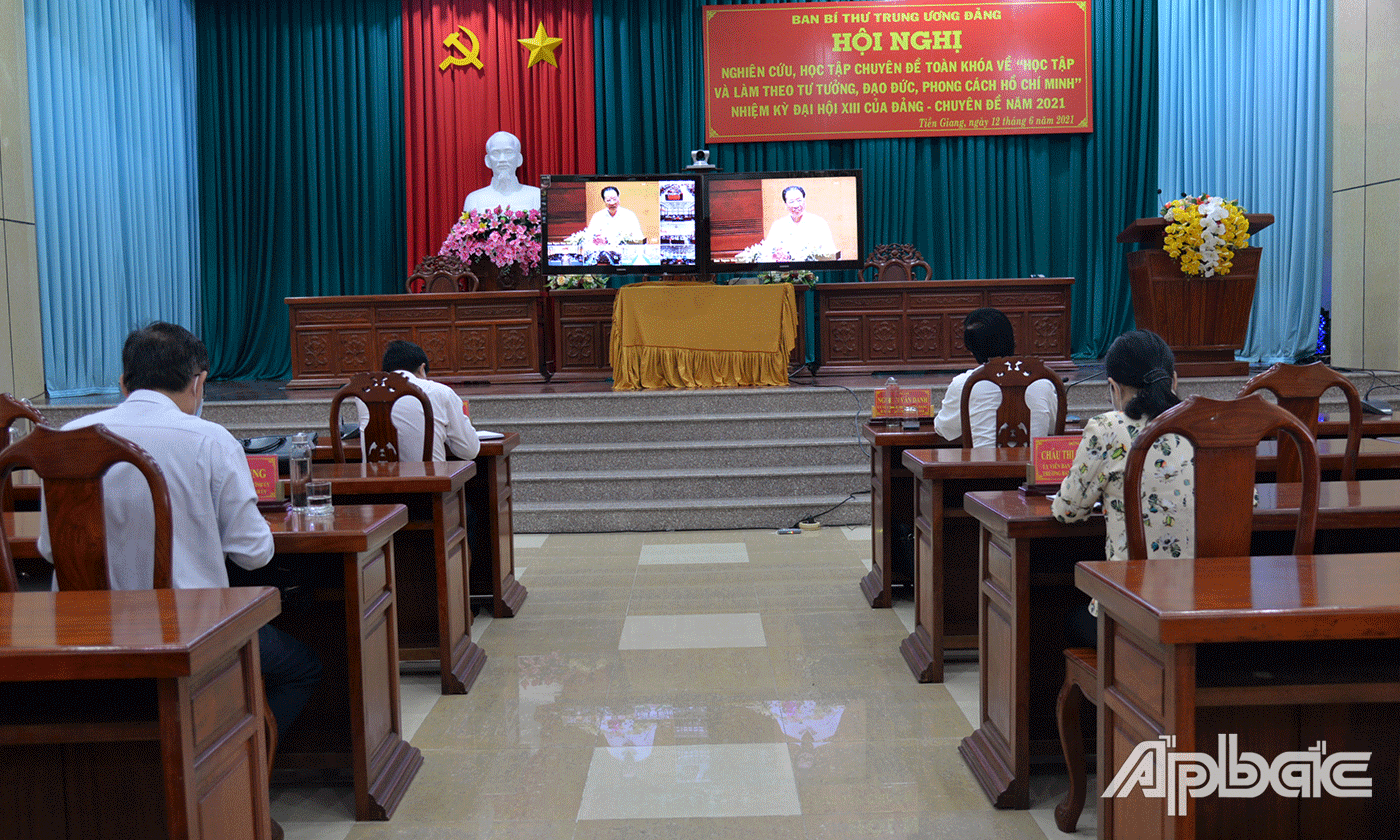 GS.TS Phùng Hữu Phú, Phó Chủ tịch Thường trực Hội đồng Lý luận Trung ương giới thiệu chuyên đề.