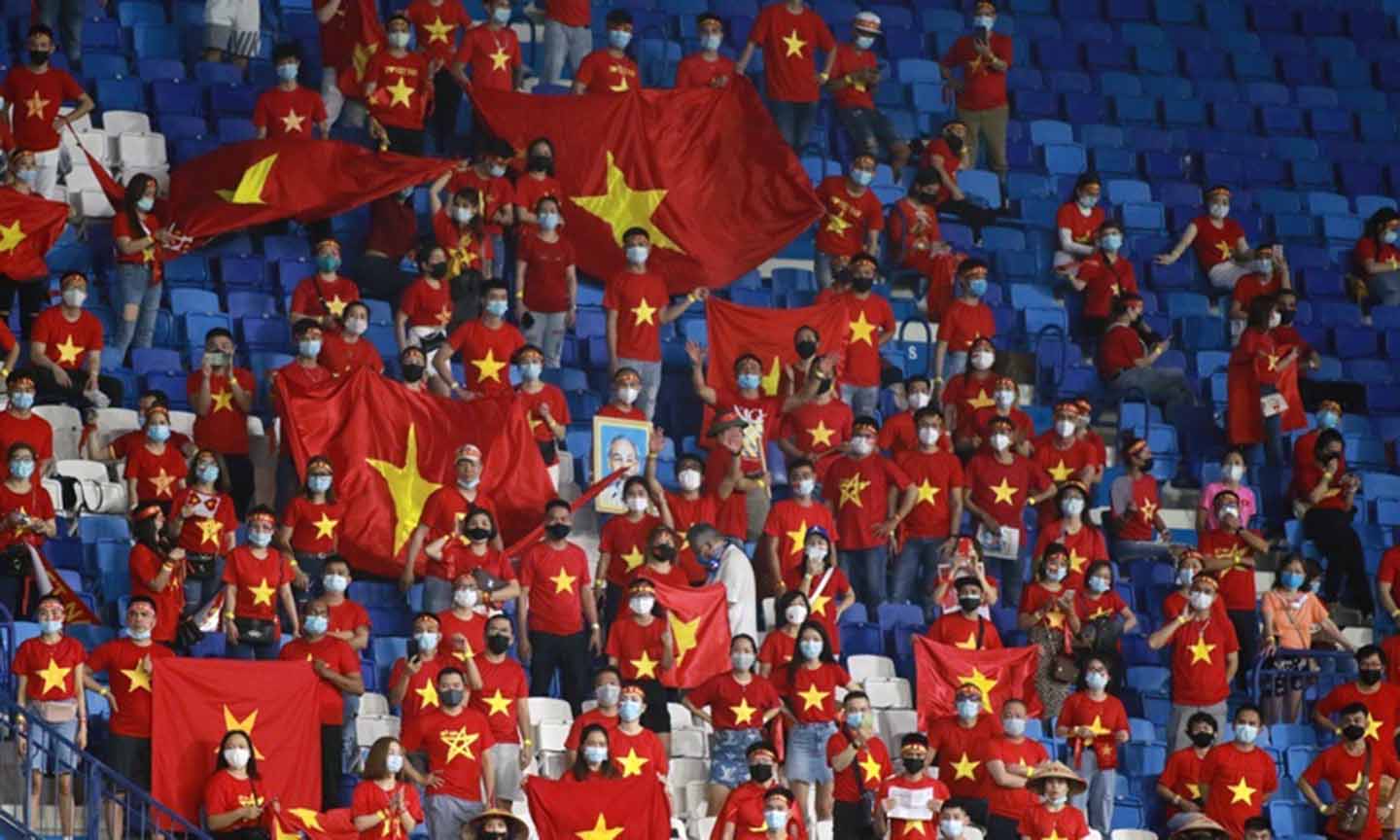 Các cổ động viên cổ vũ Đội tuyển Việt Nam thi đấu Vòng loại World Cup 2022 tại UAE. Ảnh: Vietnamnet.vn