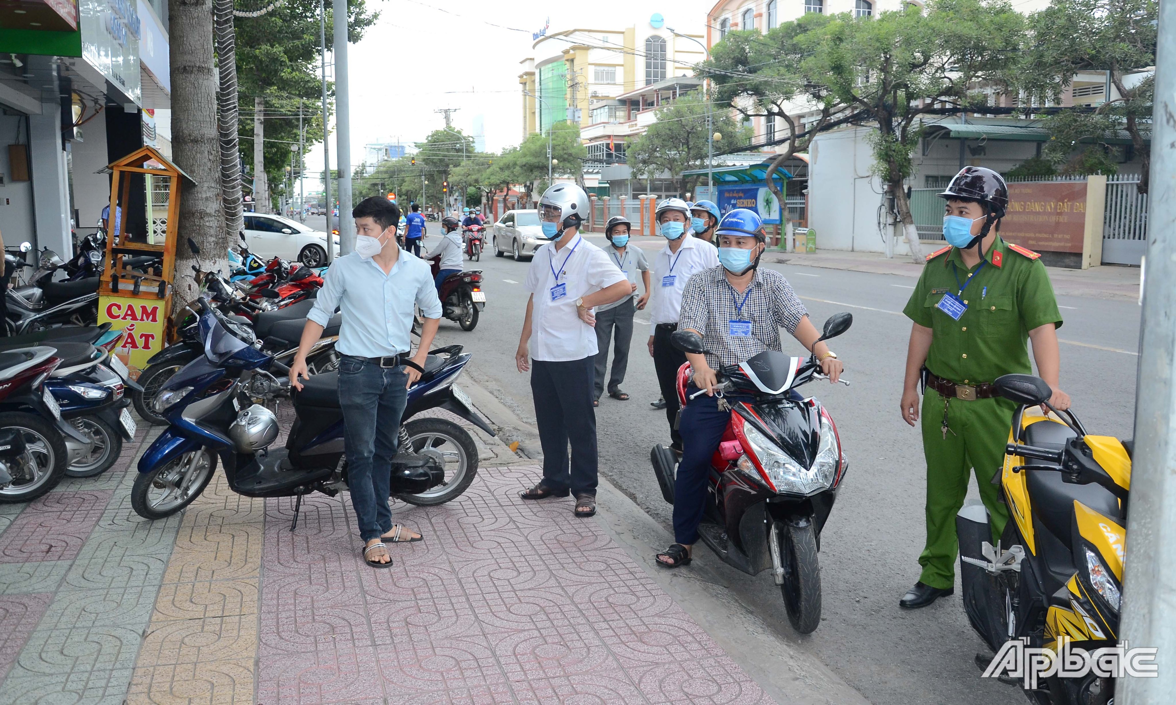 Lực lượng chức năng kiểm tra việc thực hiện giãn cách xã hội trên địa bàn thành phố.