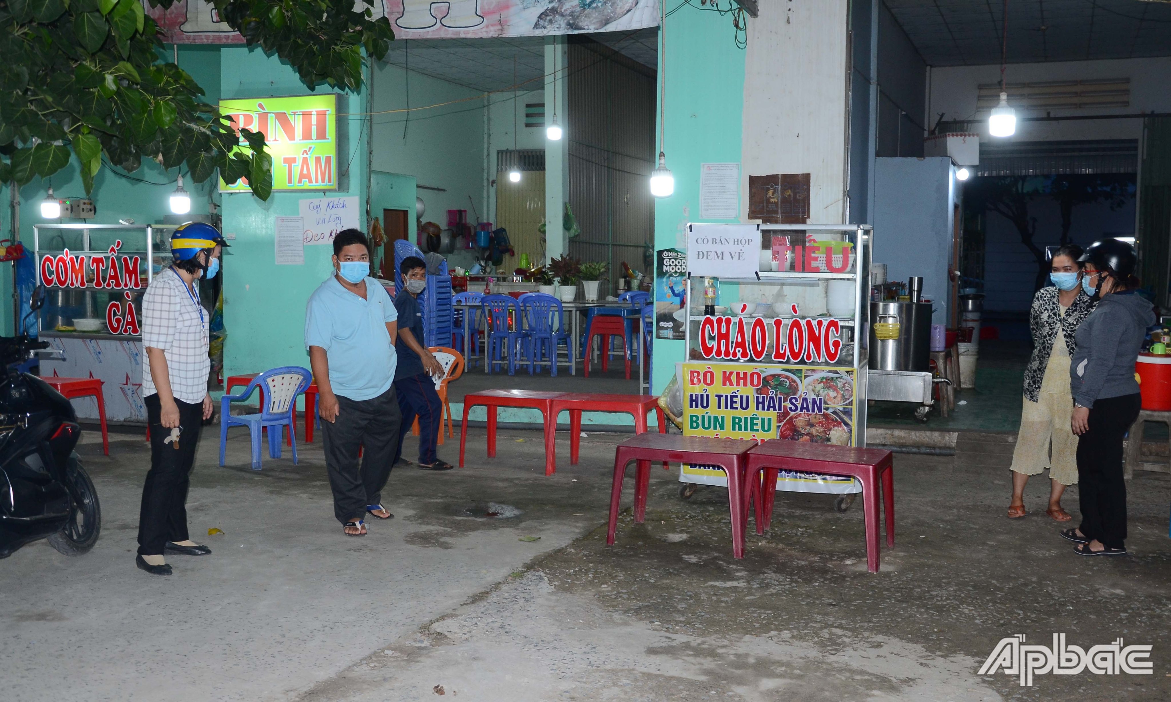 Lực lượng chức năng kiểm tra việc thực hiện giãn cách xã hội trên địa bàn xã Trung An.