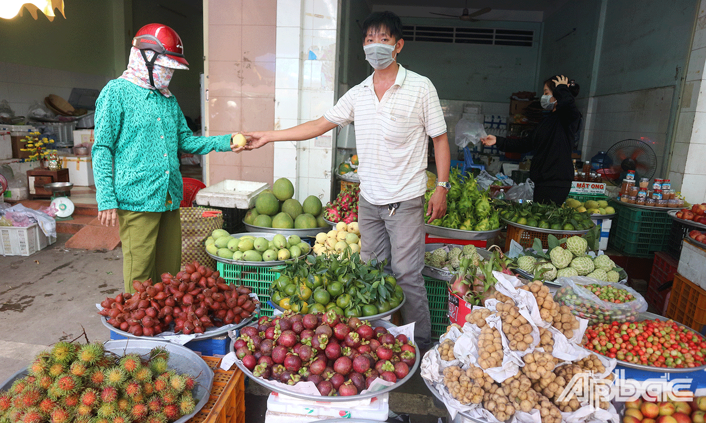 Tiểu thương nhập trái cây đa dạng nhưng rất ít khách hàng tìm mua