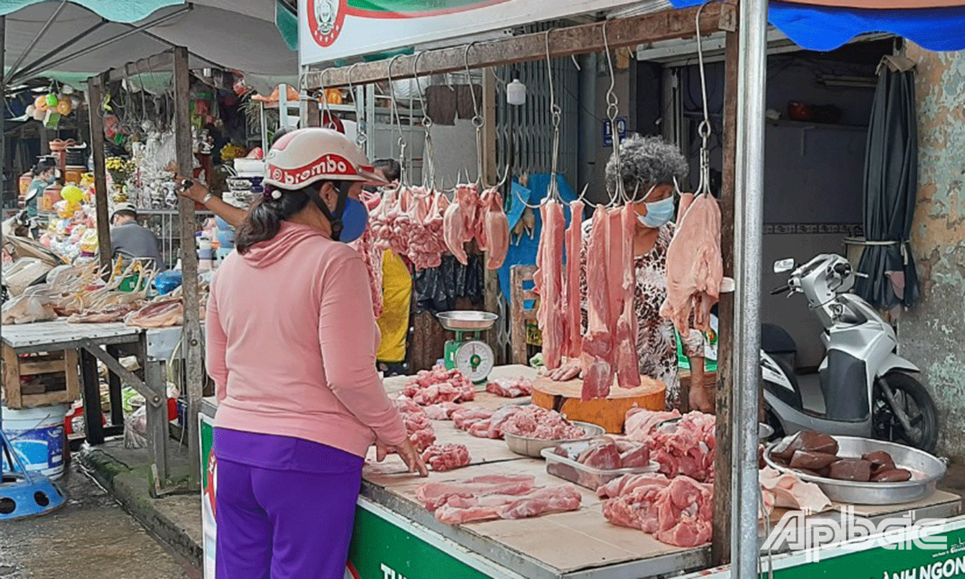 Thị trường tết Đoan ngọ năm nay khá trầm lắng, người dân mua sắm thưa thớt