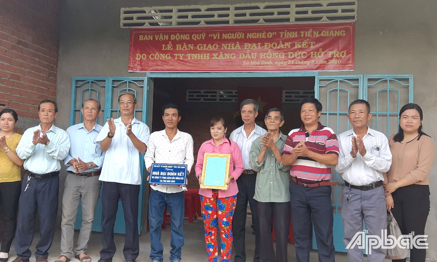 Quỹ “Vì người nghèo” các cấp trong tỉnh đã vận động xây dựng trên 3.100 căn nhà đại đoàn kết cho người nghèo trong 5 năm qua (ảnh chụp năm 2020).